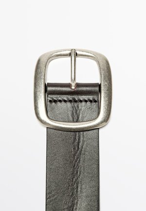 Cintura in pelle nera con una fibbia quadrata in metallo argentato. Presenta un dettaglio di cucitura lungo il bordo della cintura. Texture liscia, design minimal.