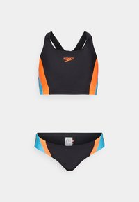 Conjunto de bikini negro que presenta un top de espalda nadadora con acentos laterales en naranja y azul, y braguitas de bikini a juego con detalles en colores similares.