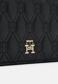 Tommy Hilfiger REFINED FLAP CROSSOVER - Ülerinna-kott - black