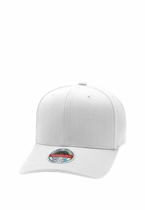 Weißes verstellbares Baseball-Cap mit gebogenem Schirm und einem runden mehrfarbigen Etikett auf der vorderen linken Seite des Schirms.