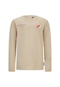 Beige longsleeve T-shirt van zacht materiaal, met zwarte tekst en een rood-witte grafisch ontwerp op de boven linkerkant.