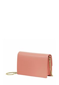 Clutch de cuero rosa con solapa plegable, correa de cadena dorada y textura suave. Forma rectangular compacta con líneas limpias.