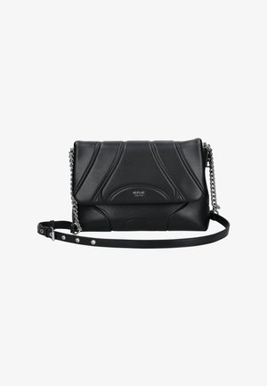 Černá kožená crossbody taška s prošívaným designem, řetízkem a nastavitelným popruhem, se znakem a hladkou texturou.