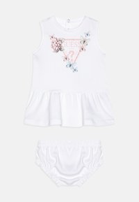 Biały bawełniany zestaw sukienkowy z bezrękawnym topem z rozszerzanym dołem, różowymi kwiatowymi i motylkowymi nadrukami oraz dopasowanymi białymi krótkimi spodenki typu bloomers.