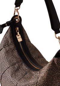 Borsa a spalla con motivo nero e beige, dotata di accessori in oro, tra cui una zip e un'etichetta con il marchio. Presenta una tracolla nera liscia e un tessuto testurizzato.