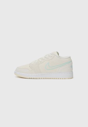 Nike-sko i off-white suede med en lys blå swoosh, lavt design, rund tå og teksturert overflate. Har en hvit gummisåle.