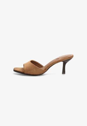 Mule de ante marrón con puntera abierta, tacón stiletto bajo negro y una sola tira ancha sobre el pie.