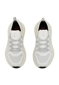 Scarpe sportive bianche con parte superiore in mesh e tessuto, suola in gomma, lacci piatti e un logo sulla linguetta. Forma arrotondata e design minimal.