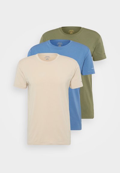 Trois t-shirts à col rond en beige, bleu et vert olive. Fabriqués en coton, avec des manches courtes et une coupe régulière. Design simple.