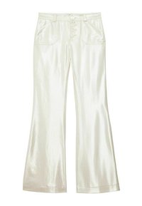 Pantalons blancs, brillants et évasés, dotés d'une fermeture à boutons sur le devant avec quatre grands boutons, de poches latérales et d'une texture lisse et réfléchissante.