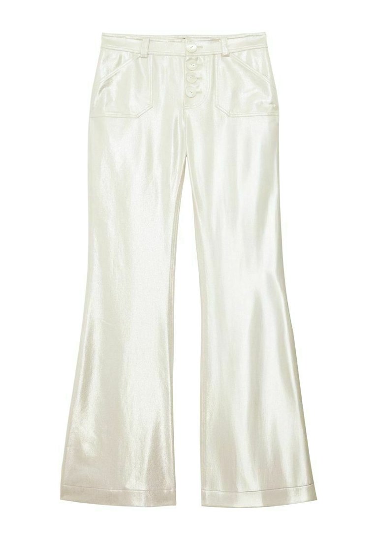 Pantalons blancs, brillants et évasés, dotés d'une fermeture à boutons sur le devant avec quatre grands boutons, de poches latérales et d'une texture lisse et réfléchissante.