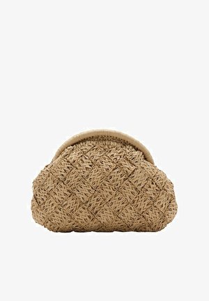 Bolso clutch tejido beige con parte superior redondeada y patrón texturizado entrelazado, diseñado para usarse en la mano.