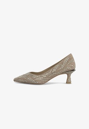 Beige spitze Pumps mit niedrigem Absatz, verziert mit wellenförmigen Mustern aus klaren Strasssteinen, ausgestattet mit einer glatten, samtartigen Textur.