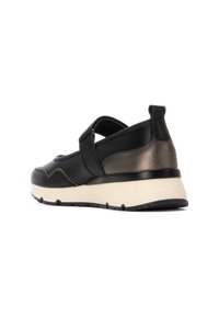 Zapato de cuero negro y metálico con suela acolchada, diseño redondeado, tira elástica y acentos texturizados en el tacón.