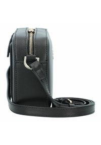 Borsa a tracolla nera in pelle con forma rettangolare, chiusura con zip, tracolla regolabile e dettagli di cucitura discreti.