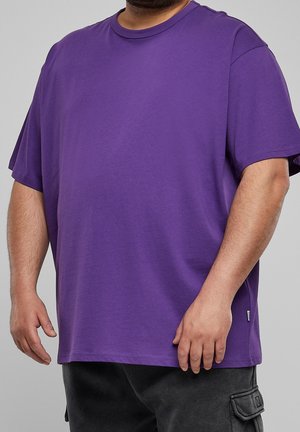 T-shirt violet à manches courtes en mélange de coton, avec un col rond et une coupe décontractée, orné d'une petite étiquette logo sur le côté.