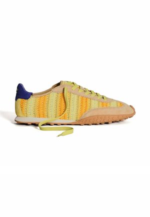 Baskets à lacets avec une tige en maille jaune et verte, accents en daim et une semelle en caoutchouc brun clair avec une surface texturée pour une meilleure adhérence.