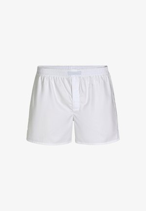 Witte katoenen boxers met een elastische tailleband, een vooropening en minimale naden. Gladde textuur, eenvoudig ontwerp zonder patronen.