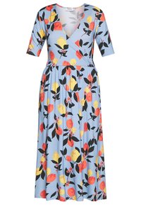 Blumenkleid aus leichtem Stoff. Hat einen blauen Hintergrund mit gelben, orangefarbenen und roten Blumenmustern, einen V-Ausschnitt und kurze Ärmel.