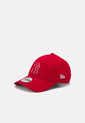 Casquette de baseball rouge réglable avec logo brodé blanc des New York Yankees à l'avant et logo New Era sur le côté, présentée sur fond blanc.