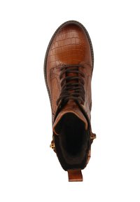 Braunes Krokodilprägung-Lederboot mit runder Zehenpartie, Nylon-Schnürsenkeln, goldenen Hardware-Details und einem strukturierten, weichen Innenfutter.