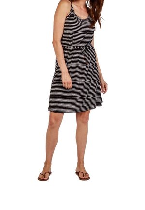 Vestido sin mangas a rayas blanco y negro con cintura ceñida, falda fluida y cordón ajustable. Llevado con sandalias planas.