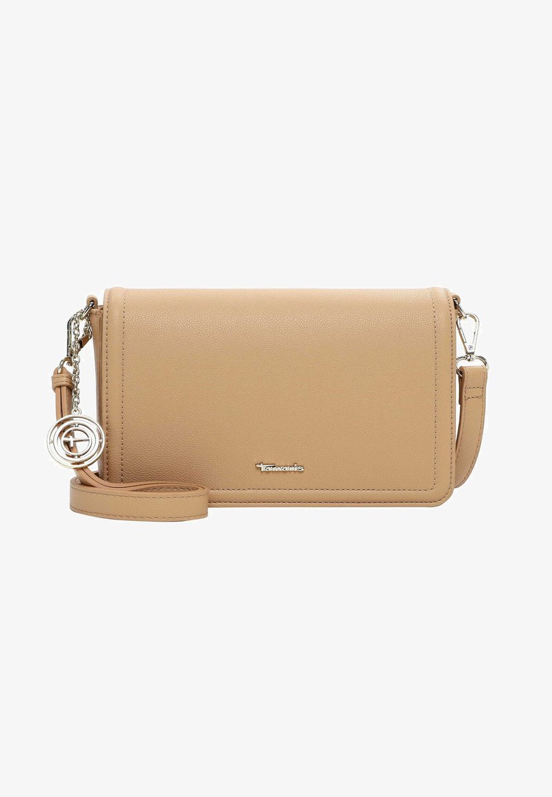 Sac bandoulière en cuir beige avec fermeture à rabat, sangle amovible et charm rond en argent sur chaîne attachée près de la sangle.