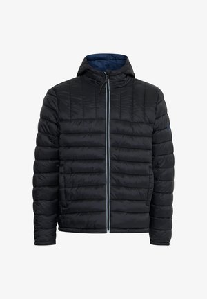 Svart pufferjakke med hette, quiltet tekstur, glidelås foran og lyseblå detaljer langs glidelåsen. Har lange ermer.