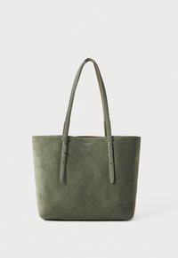 Sac fourre-tout en daim vert avec deux anses, au design simple et avec des accents perforés. Présente un logo discret à l'avant.