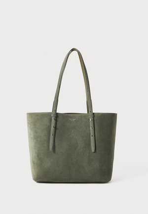 Borsa a tracolla verde in suede con doppie spalline, dal design semplice e con dettagli perforati. Presenta un logo discreto sul davanti.