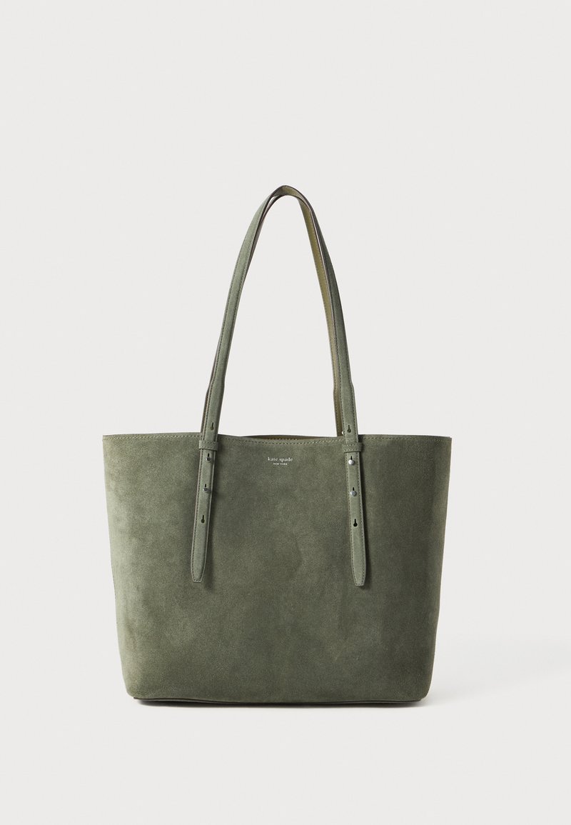 Sac fourre-tout en daim vert avec deux anses, au design simple et avec des accents perforés. Présente un logo discret à l'avant.