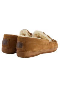 Brune ruskindssandaler med faux pelsfor, gummisul, og syningdetaljer. Har et logopatch på ydersiden af hælen.