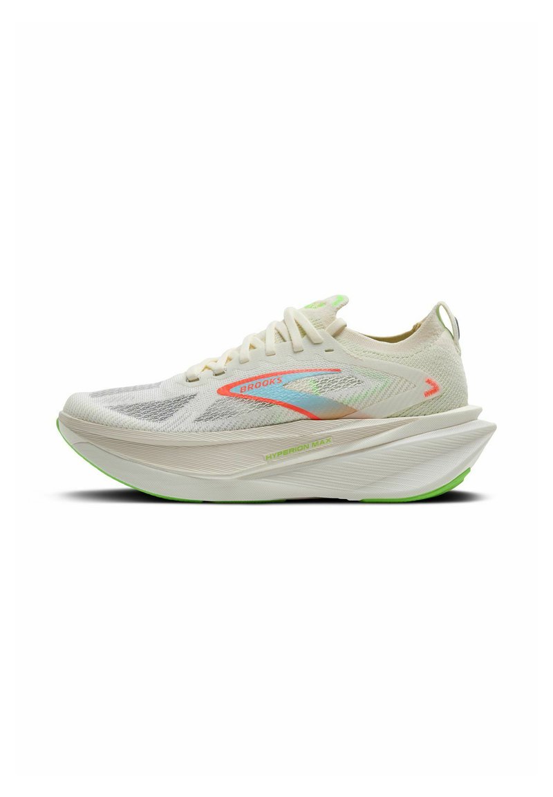 Scarpa da corsa leggera con tomaia in mesh bianco, presenta dettagli in rosa e blu, suola spessa e ammortizzata, e dettagli verdi nella suola esterna.