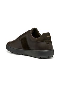 Scarpa slip-on in pelle marrone scuro con dettagli in suede, punta arrotondata e suola in gomma testurizzata. Scritta dorata sul tallone.