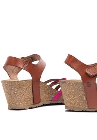 Bruine leren platform sandalen met een kurken wedge hak, voorzien van kleurrijke roze accenten en een bandjesontwerp. Rubberen zool zorgt voor grip.