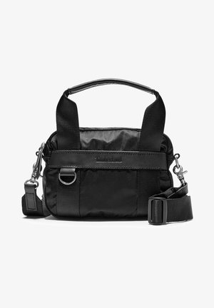 Sort nylon håndtaske med to læderhåndtag og en aftagelig skulderrem. Den har en rektangulær form, glat tekstur og sølvhardware detaljer.