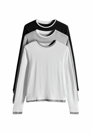 Trois t-shirts à manches longues et col rond superposés de l'avant vers l'arrière en blanc, gris et noir, avec des cols et poignets intérieurs contrastés.