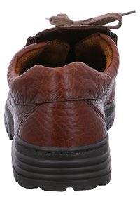Chaussure en cuir marron avec une surface texturée, un col rembourré et une semelle en caoutchouc noir. Présente un système de laçage avec des lacets de couleur neutre.
