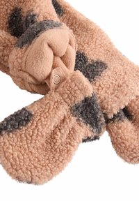 Sherpa-vantar i persika med grå accenter, med en texturerad yta, rund form och knappdetalj för säker stängning.