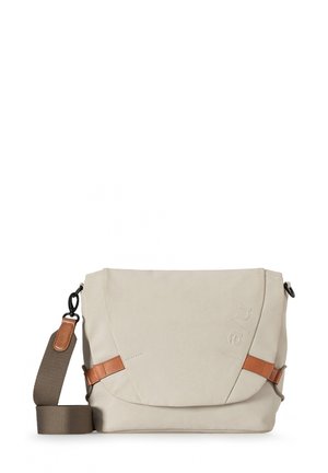 Beige Umhängetasche aus Stoff mit Klappe, braunen Lederakzenten, verstellbarem Gurt und geprägt eingraviertem Logo auf der Vorderseite. Rechteckige Form, glatte Textur.