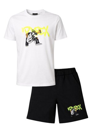 Completo composto da t-shirt bianca e pantaloncini neri con stampa in stile graffiti di una persona che spruzza con la vernice la parola "DREX" in giallo-verde.