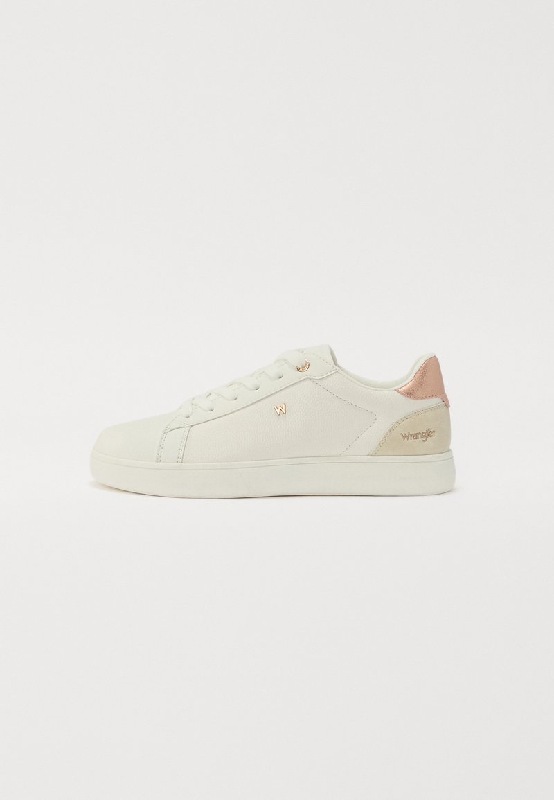 Kremfargede sneakers med en glatt tekstur, med rosa hælakkent, gulllogo-detalj og klassisk snøring. Gummisåle.