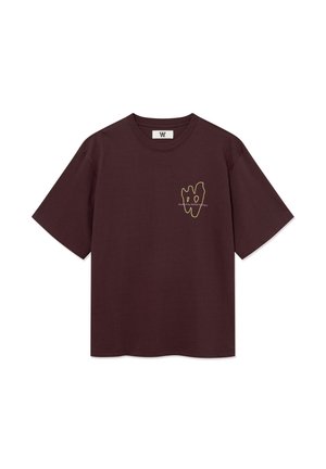 T-shirt marron foncé à manches courtes avec un logo abstrait jaune "W" et un petit texte sur la poitrine gauche, col rond et design épuré.