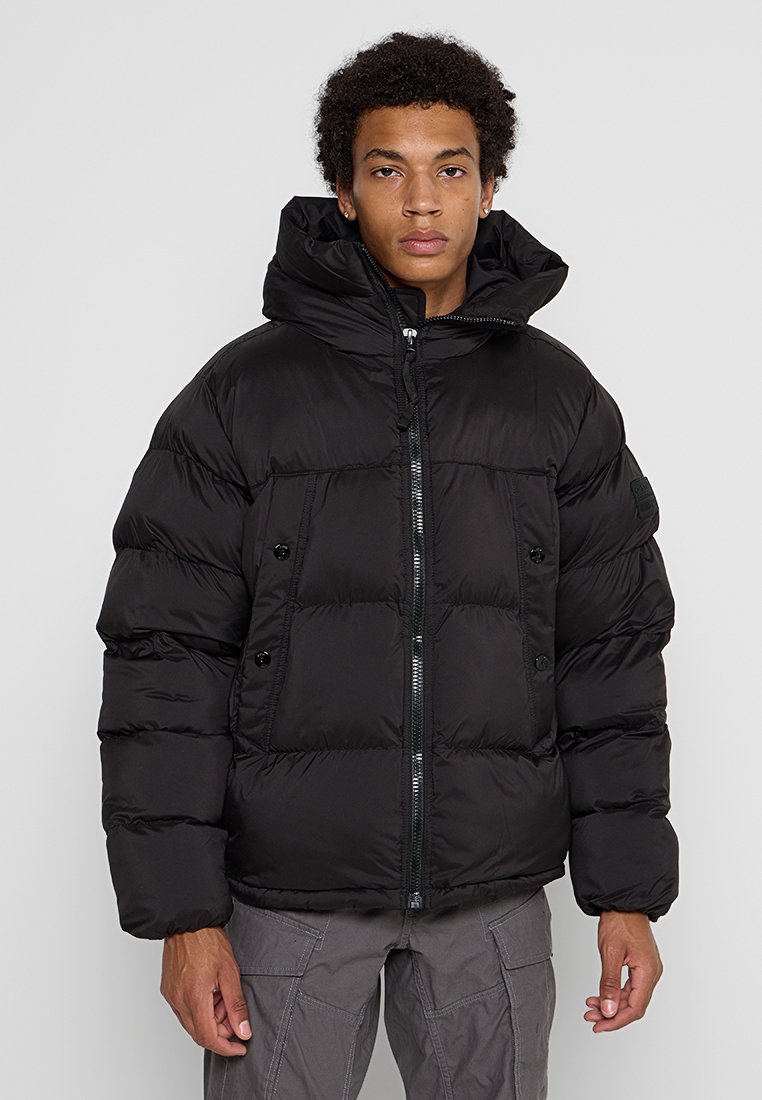 Schwarze Steppjacke mit Kapuze, ausgestattet mit einem Reißverschluss und großen, quilted Bereichen. Enthält zwei Fronttaschen mit Knopfakzenten.