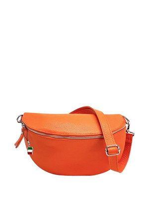Felle oranje textuurleren crossbodytas met zilveren ritssluiting en verstelbare band, met een kleine vlagbedel die aan de rits hangt.