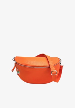 Sac bandoulière en cuir texturé orange vif avec fermeture éclair argentée et bandoulière réglable, avec un petit porte-clés en forme de drapeau suspendu à la fermeture éclair.