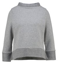 Szary polarowy sweter z półgolfem, rękawami trzyczwartowymi i zaokrąglonym hemem. Teksturowana tkanina z kontrastowymi mankietami.