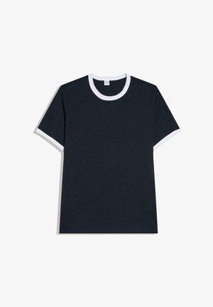 Fekete rövid ujjú póló fehér szegéllyel a galléron és az ujjvégeken, fehér háttéren elhelyezve.