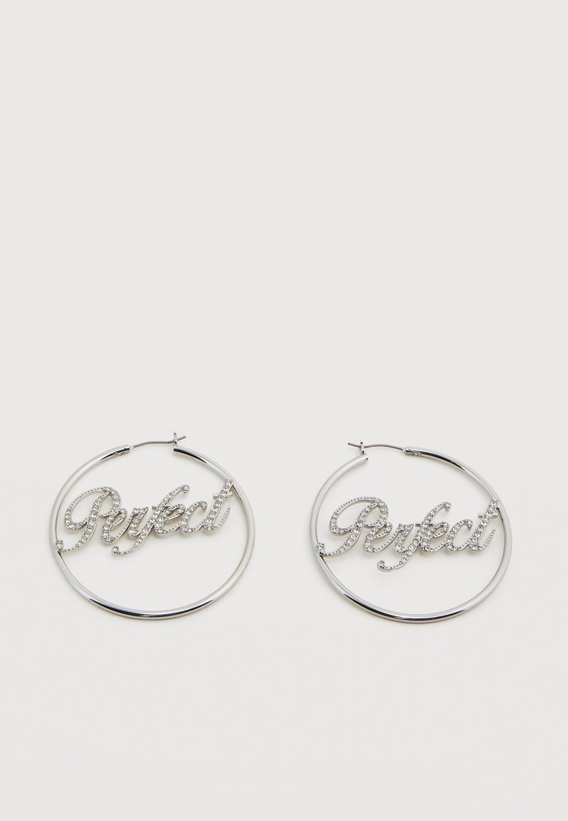 Ασημένια σκουλαρίκια κρίκοι με τη λέξη "Perfect" γραμμένη με στρας μέσα σε κάθε κρίκο, σε λευκό φόντο.