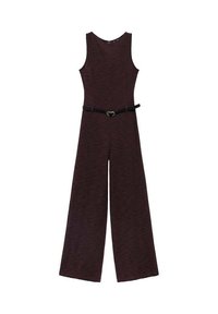 Burgundy stickad jumpsuit med rund hals, ärmlös design, vida ben och ett svart bälte med en silverfärgad spänne i midjan.
